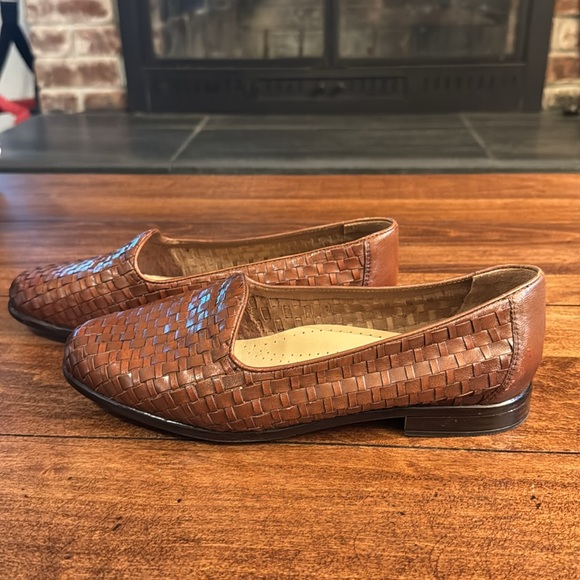 Trotters Brown Woven Flats - Picture 4 of 12